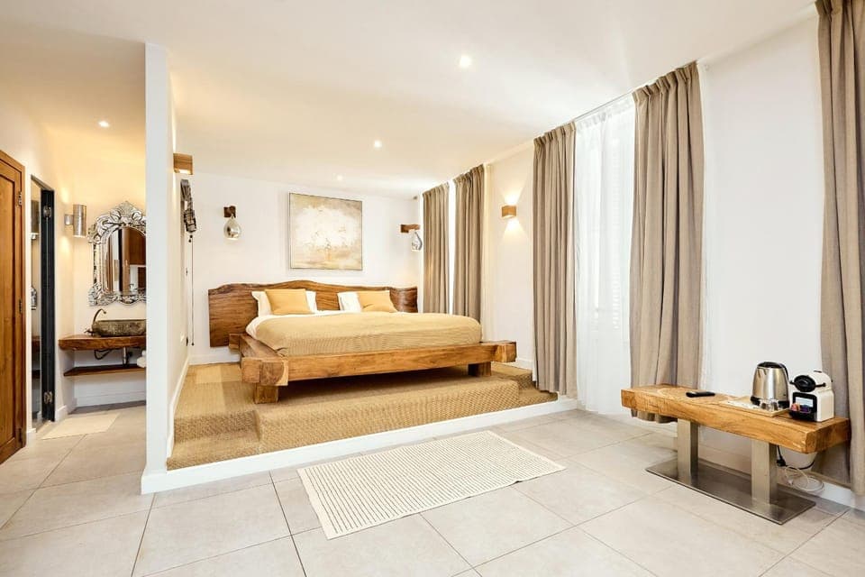 Photo of the whole room, Bedroom