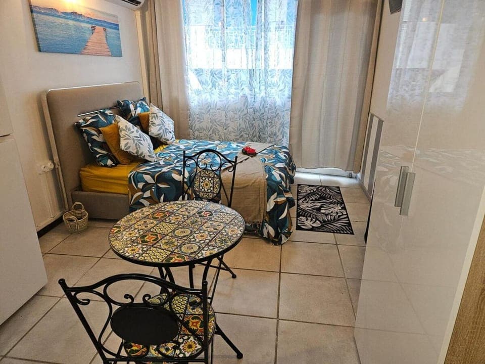 Bed, Seating area
