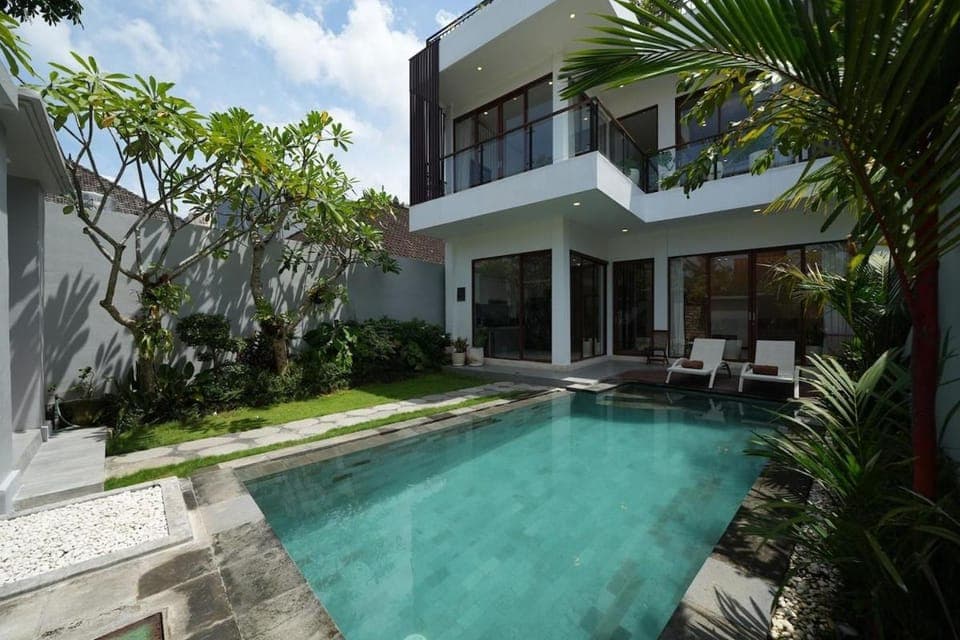 Property building, Patio, Day, Garden, Garden view, Pool view, Swimming pool, sunbed