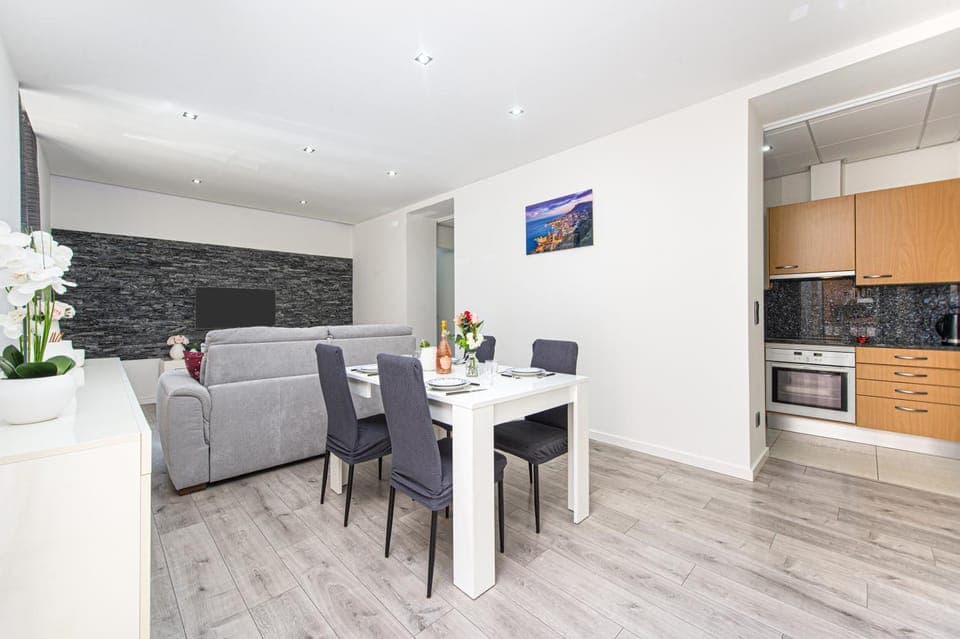 TV and multimedia, Kitchen or kitchenette, Living room, Dining area, oven, stove