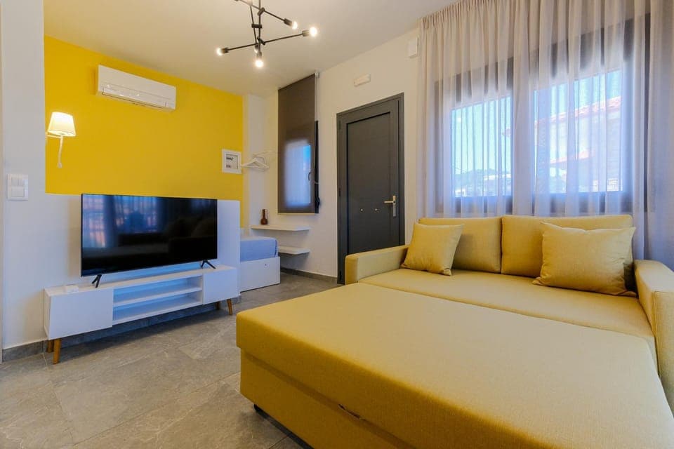 TV and multimedia, Living room, Photo of the whole room, Seating area, air conditioner