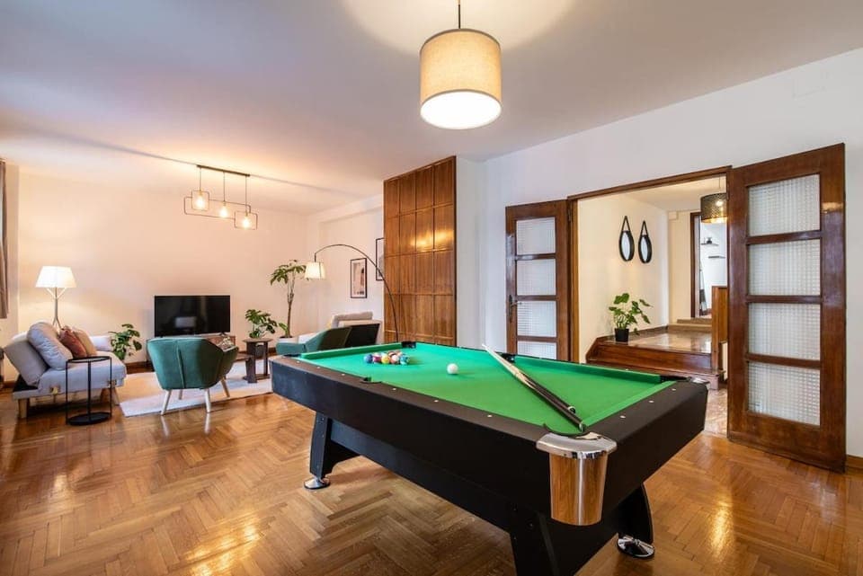 Billiard, Game Room, TV and multimedia, Living room, Seating area, Evening entertainment