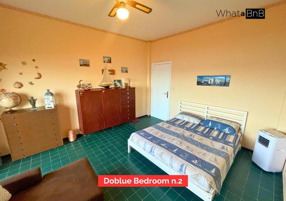 Bed, Photo of the whole room, Bedroom, Text overlay