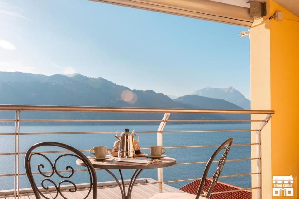 View (from property/room), Balcony/Terrace, Lake view, Mountain view