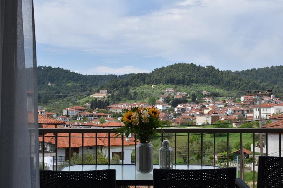 View (from property/room), Balcony/Terrace, Dining area, City view, Mountain view