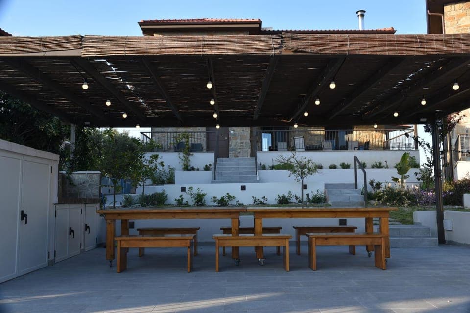 Property building, Patio, Day, Balcony/Terrace, Dining area