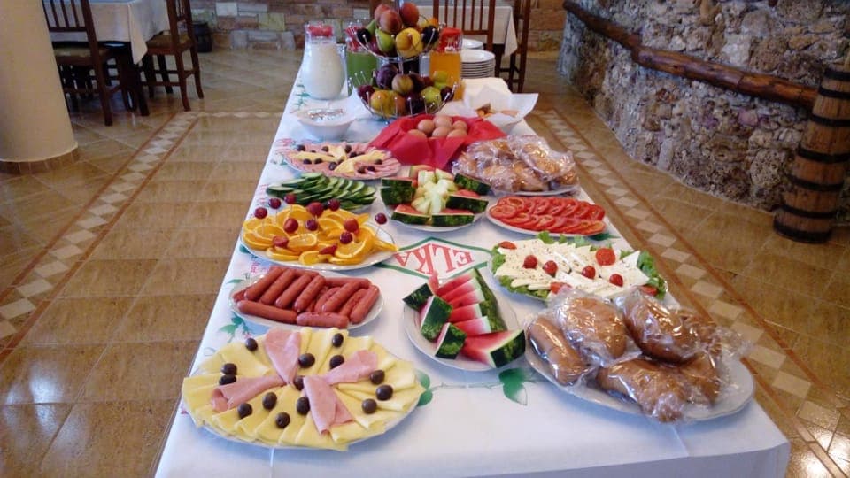 Food and drinks, Food, Breakfast, Continental breakfast, Buffet breakfast, Lunch, Dinner