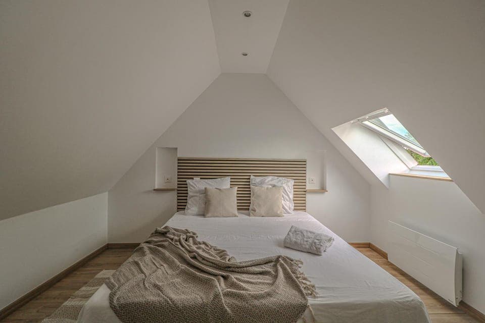 Bed, Photo of the whole room, Bedroom