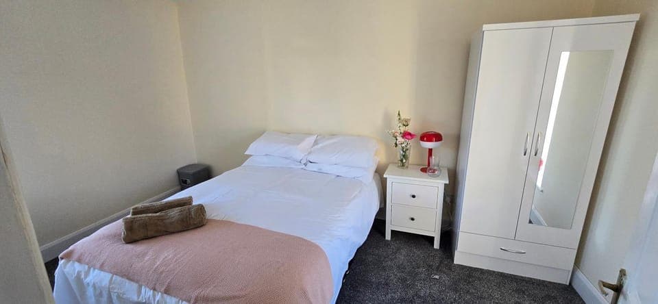 Bedroom, towels, wardrobe