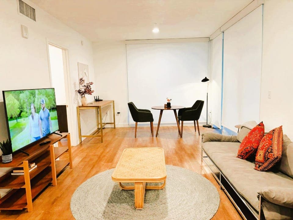 TV and multimedia, Living room, Seating area, Evening entertainment