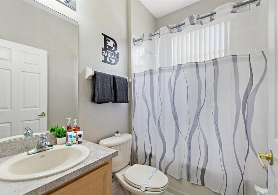 Shower, Toilet, Bathroom, Bath, towels