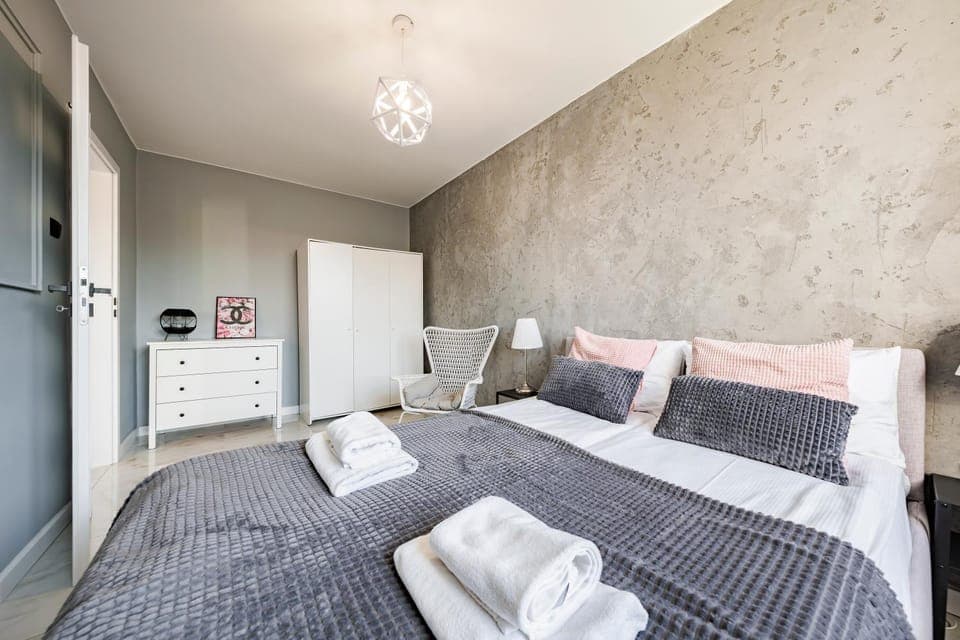 Photo of the whole room, Bedroom, towels