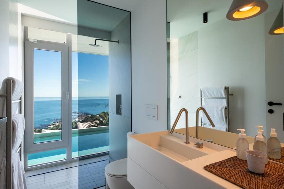 Bathroom, Sea view