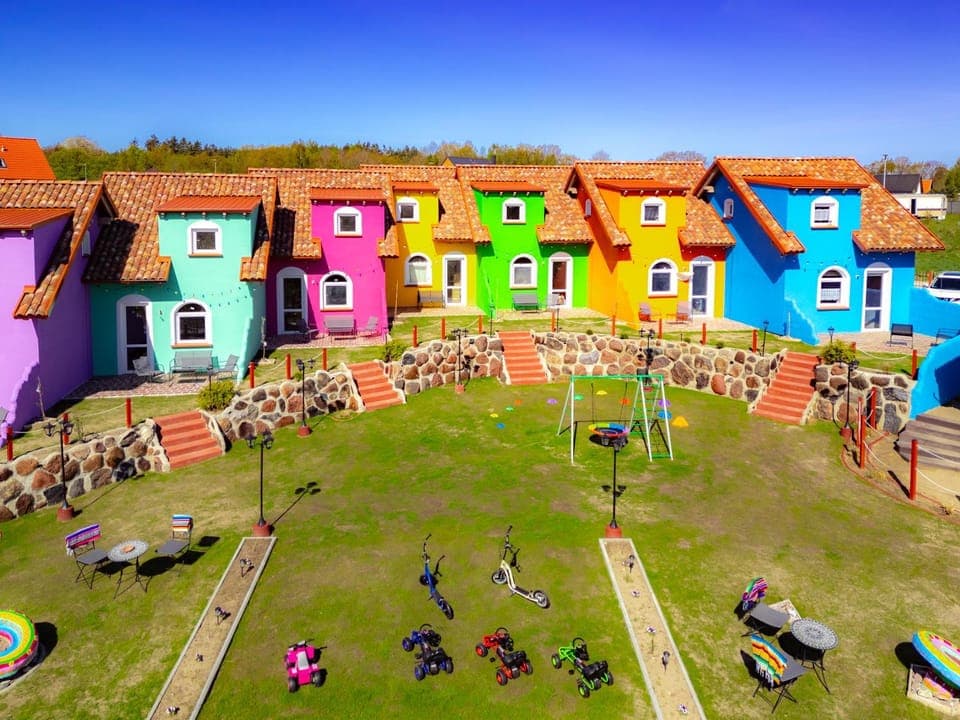 Property building, Spring, Day, Natural landscape, Children play ground, Garden, Seating area, Evening entertainment, Garden view