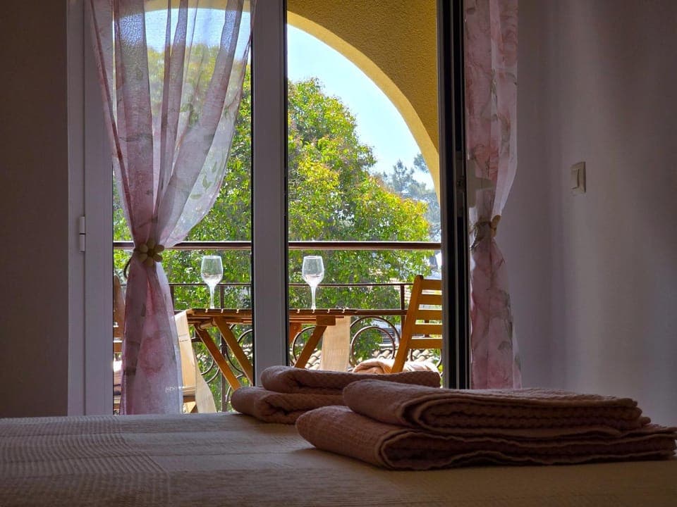 Bed, Balcony/Terrace, Seating area, Dining area, Bedroom, towels