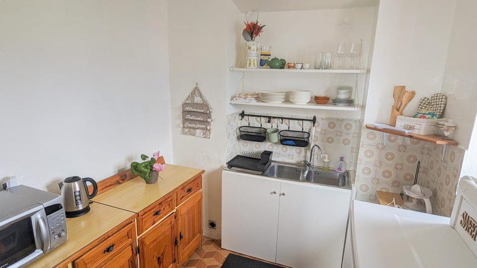 Coffee/tea facilities, Kitchen or kitchenette, oven, stove