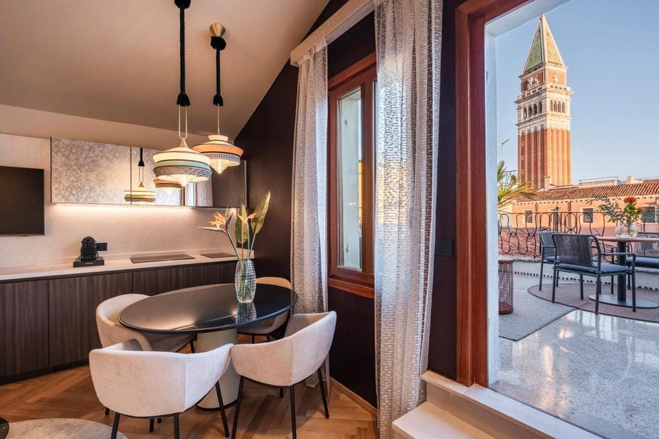 View (from property/room), Balcony/Terrace, Kitchen or kitchenette, Living room, Seating area, Dining area