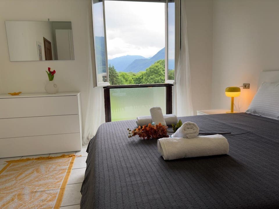 Bed, Natural landscape, Photo of the whole room, Bedroom, Mountain view