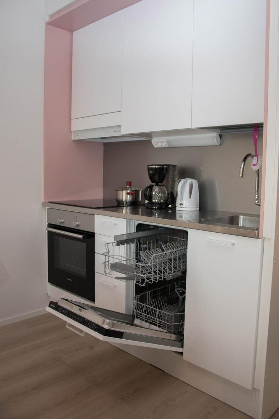 Coffee/tea facilities, Kitchen or kitchenette, dishwasher, oven