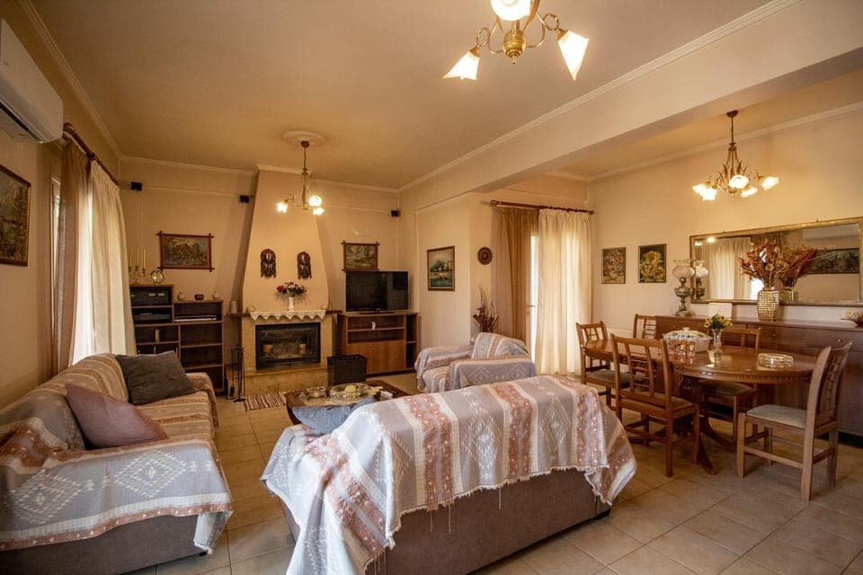 TV and multimedia, Living room, Seating area, Dining area