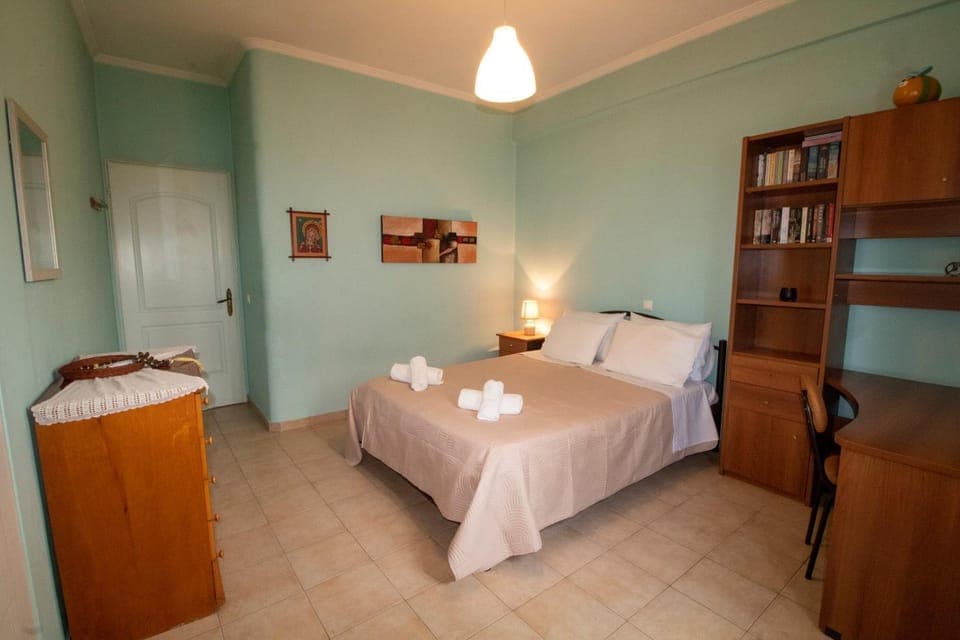 Bed, Library, Photo of the whole room, Bedroom, towels, wardrobe