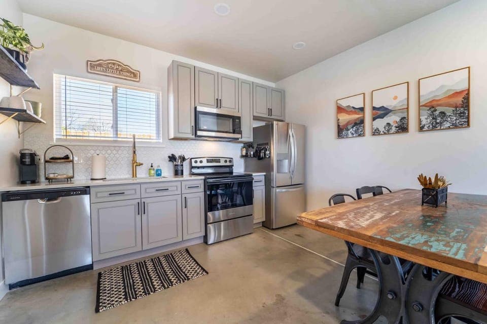 Coffee/tea facilities, Kitchen or kitchenette, Dining area, dishwasher, stove