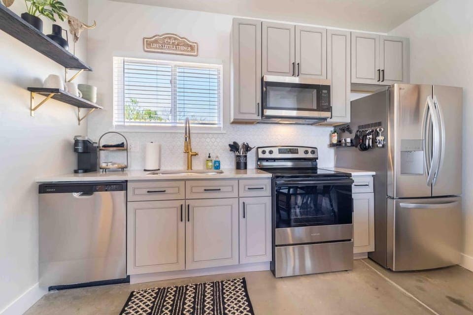 Coffee/tea facilities, Kitchen or kitchenette, dishwasher, oven