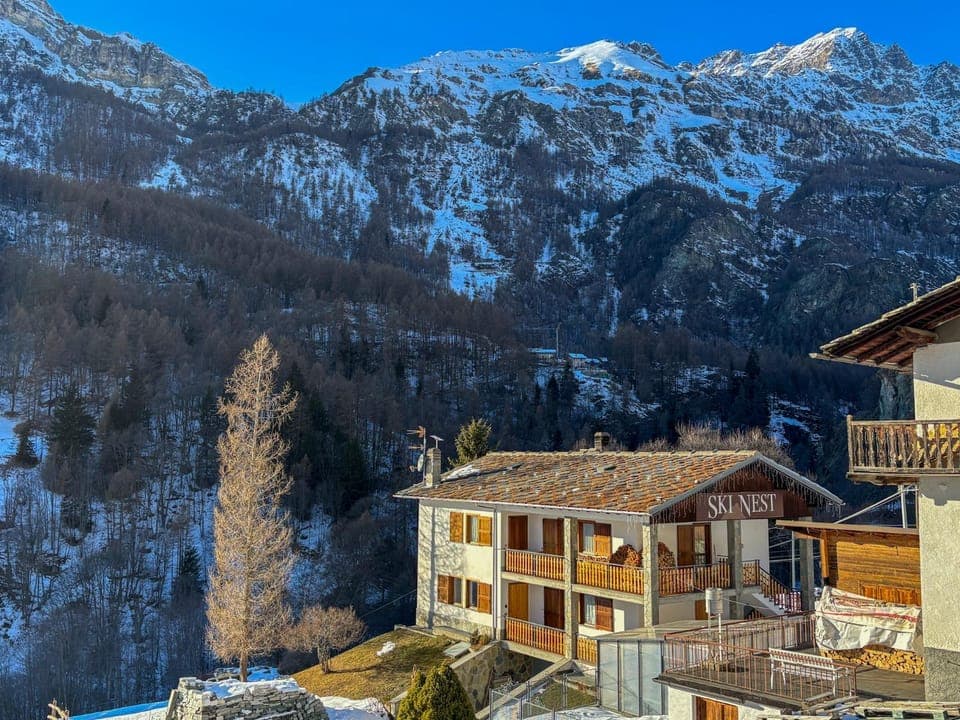 Property building, Day, Natural landscape, Winter, Mountain view