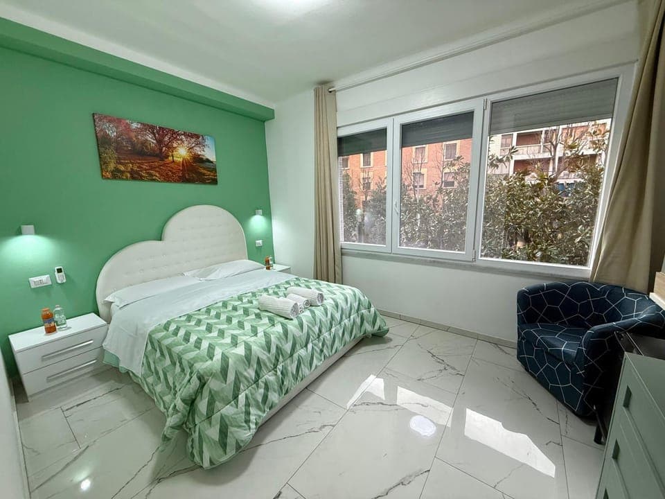 Photo of the whole room, Bedroom