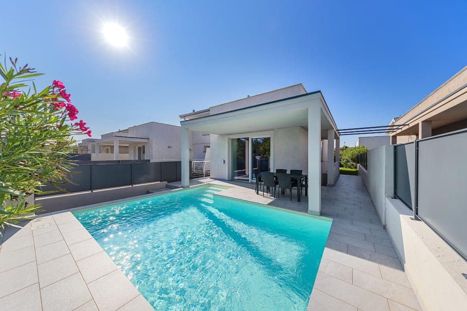 Property building, Swimming pool