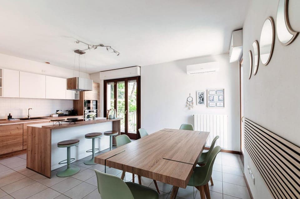 Kitchen or kitchenette, Dining area