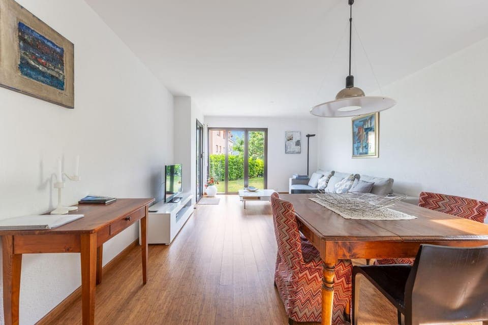 TV and multimedia, Living room, Seating area, Dining area