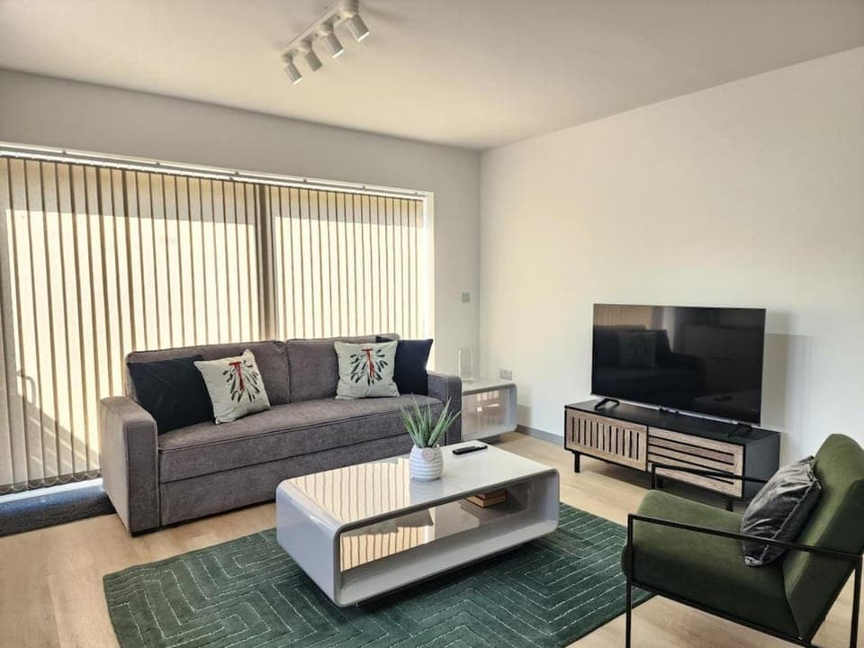 Communal lounge/ TV room, TV and multimedia, Living room, Seating area, Evening entertainment