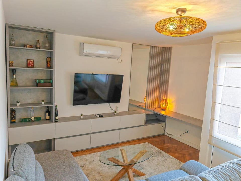Communal lounge/ TV room, TV and multimedia, Living room, Seating area, Evening entertainment