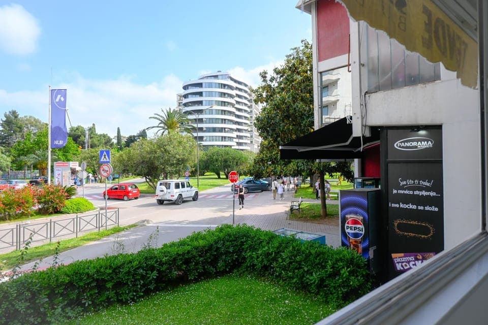 Property building, Day, Neighbourhood, Street view, Location
