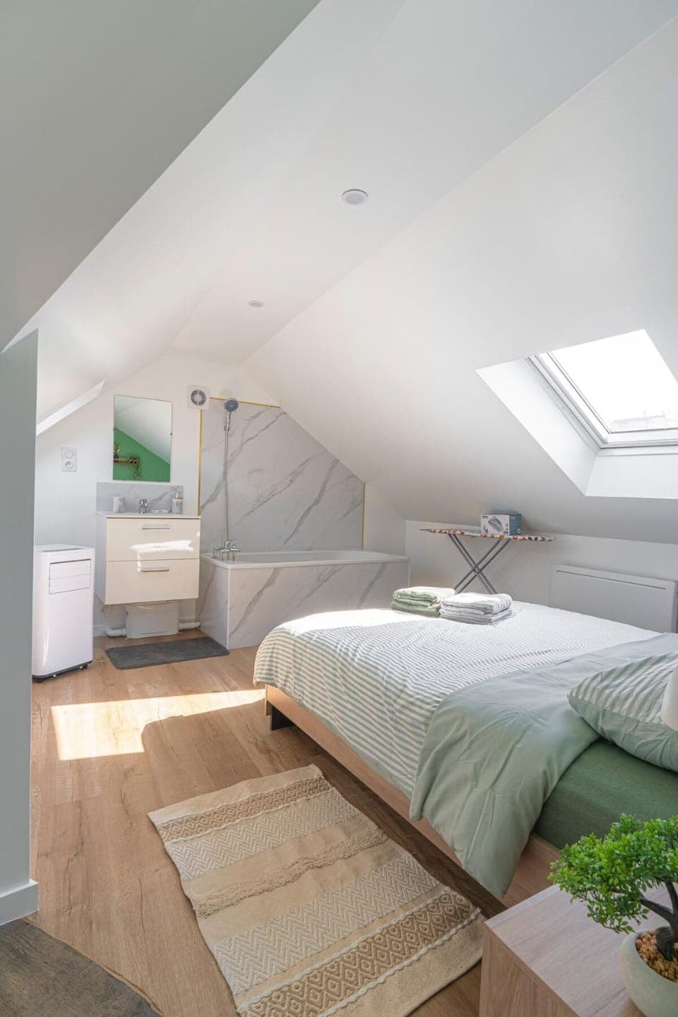 Bed, Photo of the whole room, Bedroom