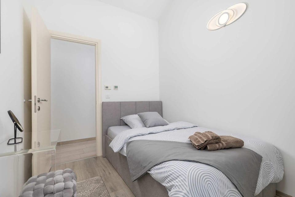 Bed, Photo of the whole room, Bedroom, towels