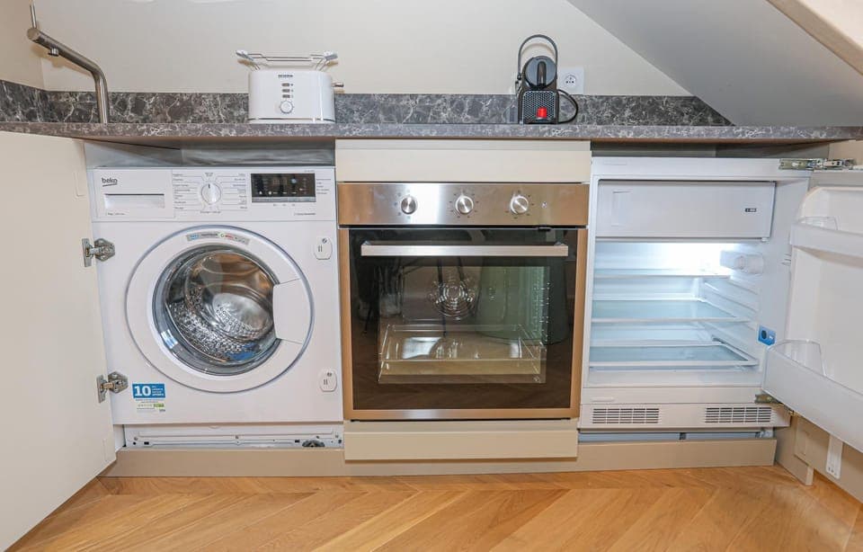 Kitchen or kitchenette, oven, washing machine