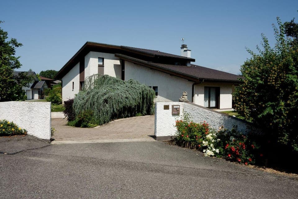 Property building, Facade/entrance, Day, Garden, Garden view