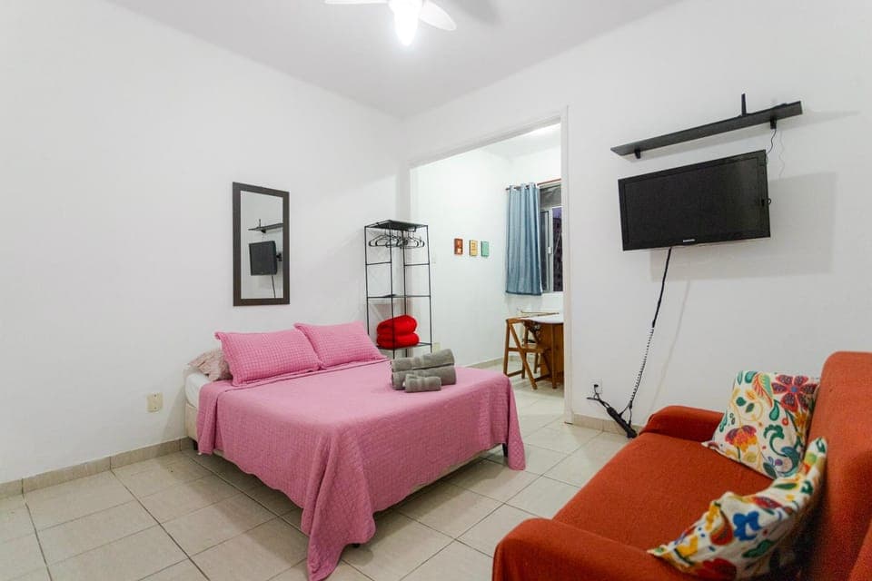 Bed, TV and multimedia, Bedroom