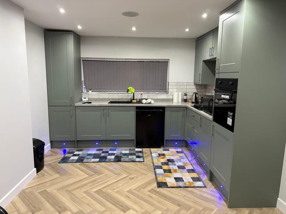 Kitchen or kitchenette, oven