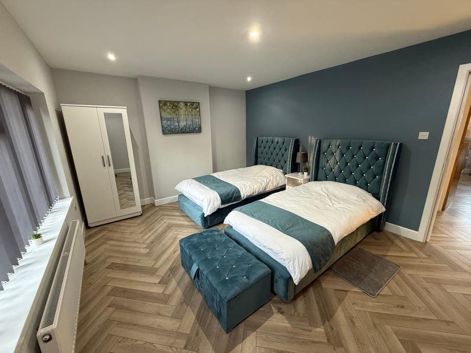 Photo of the whole room, Bedroom