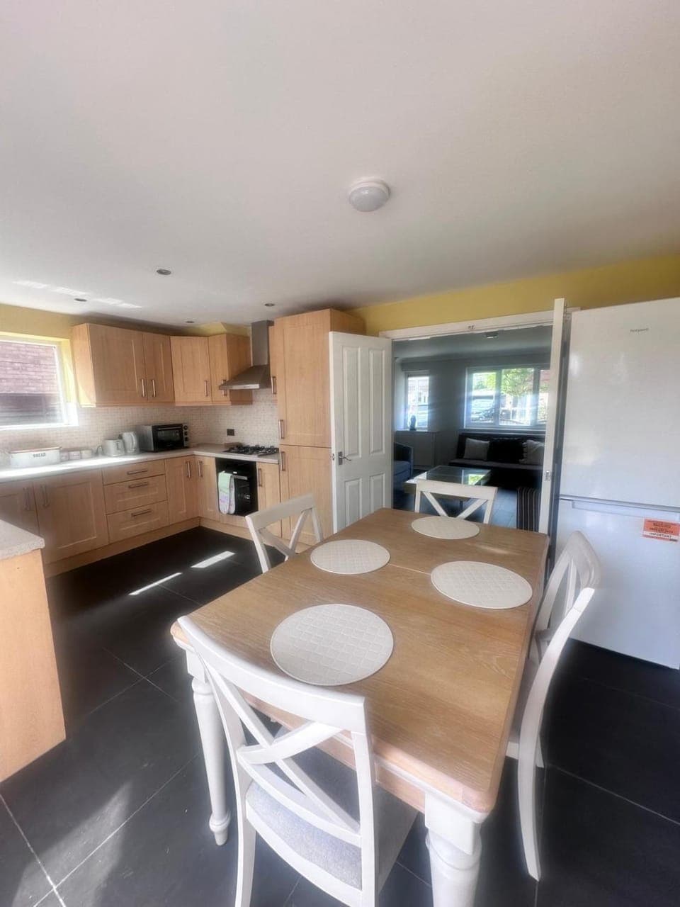 Kitchen or kitchenette, Seating area, Dining area, oven