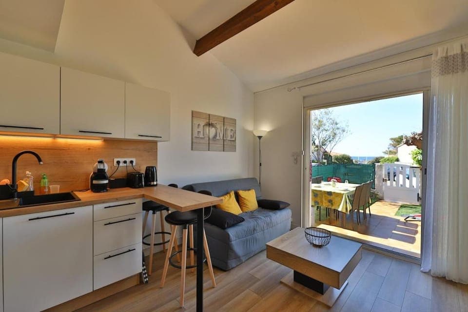 Natural landscape, Kitchen or kitchenette, Living room, Seating area, Sea view, pet friendly, stove