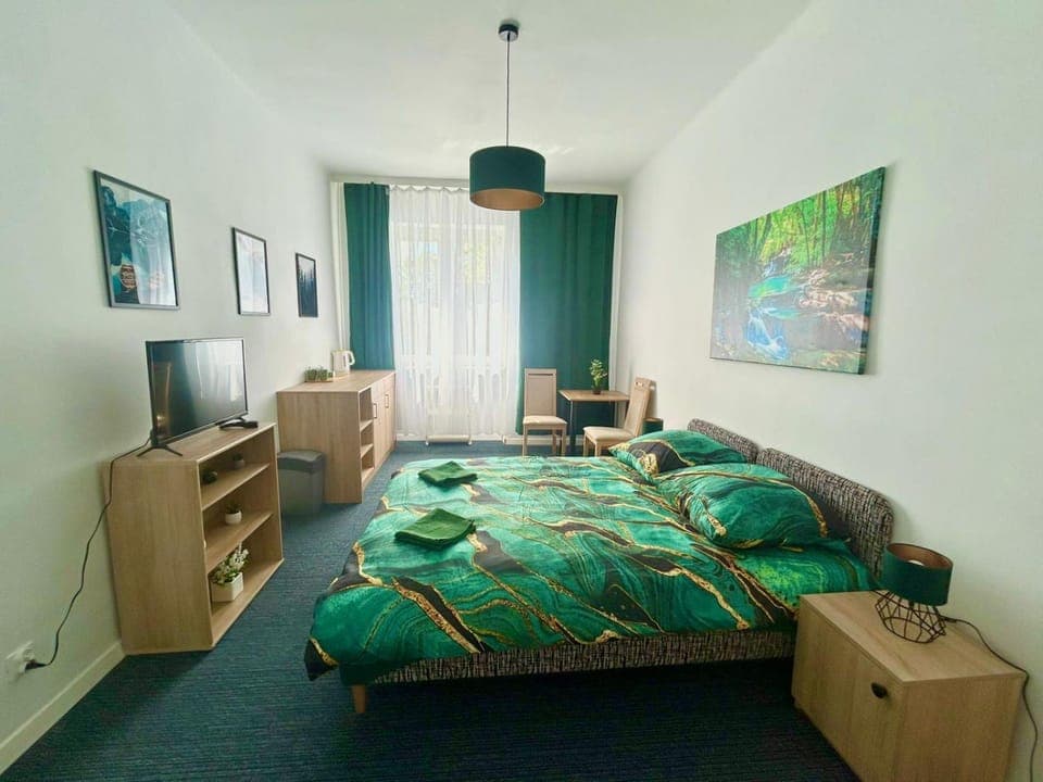 Bed, TV and multimedia, Living room, Photo of the whole room, Bedroom