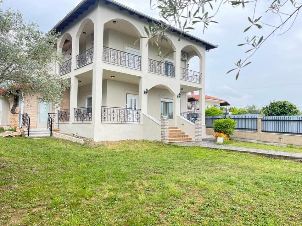 Property building, Patio, Spring, Day, Natural landscape, Garden, View (from property/room), Balcony/Terrace, Garden view