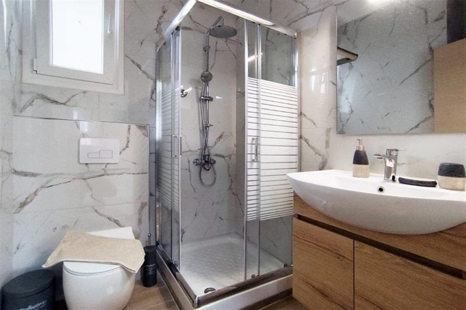 Shower, Toilet