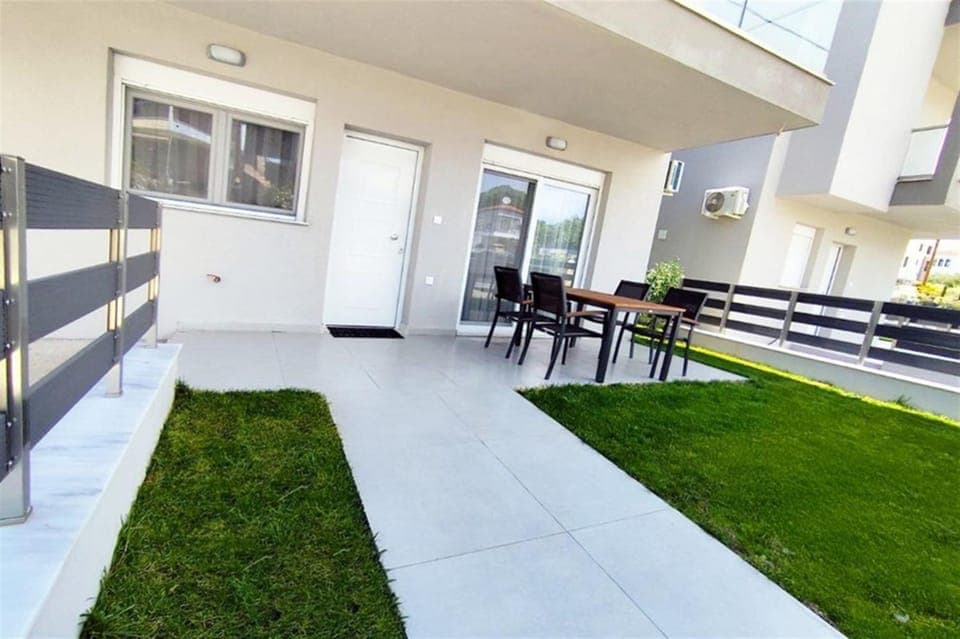 Property building, Garden, Balcony/Terrace, Garden view