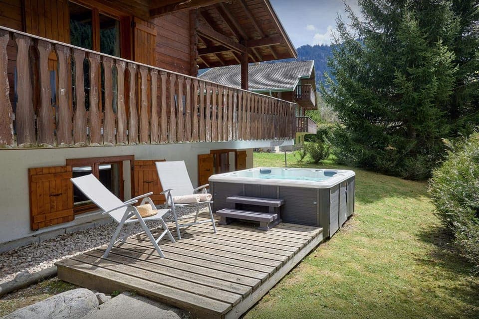 Day, Natural landscape, Garden, Hot Tub, Garden view, Area and facilities