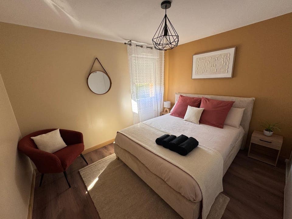 Bed, Photo of the whole room, Bedroom, towels